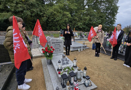 uczniowie z flagami powstańczymi przy mogile (photo)