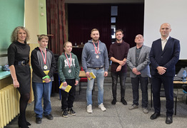 zwycięzcy z kat C wraz z sędzią, prezesem KS Wieża Śmigiel oraz Burmistrz Śmigla (photo)