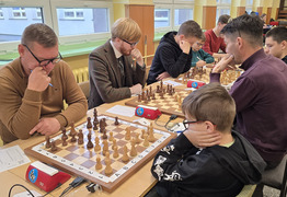 szachiści podczas rozgrywek przy szachownicach (photo)