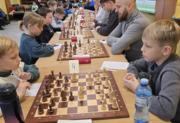 szachiści podczas rozgrywek przy szachownicach (photo)
