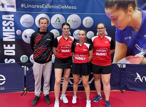 zdjęcie zawodniczek z trenerem