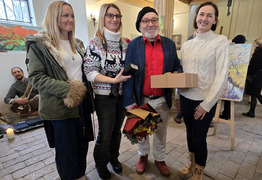 Jan Kosicki z dziewczynami, które zachęciły go do wystawienia prac (photo)