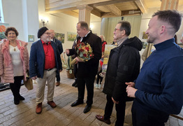 Jan Kosicki przyjmuje gratulacje i życzenia od przedstawicieli władz samorządowych (photo)