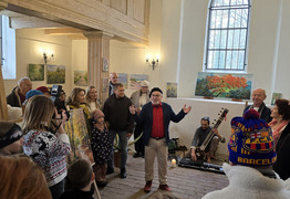 Jan Kosicki w otoczeniu osób zwiedzających wystawę (photo)