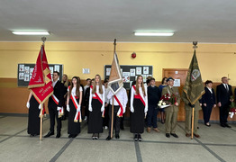 poczty sztandarowe na szkolnym korytarzu podczas apelu (photo)