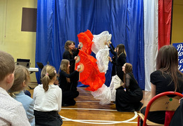 część artystyczna w wykonaniu uczniów w szkolnej sali gimnastycznej (photo)