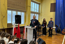 przemówienie dyrektora szkoły w szkolnej sali gimnastycznej (photo)