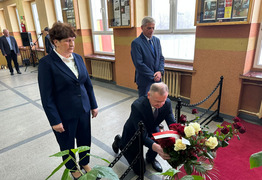 deledacja samorządu składa kwiaty pod tablicą pamiątkową w szkole (photo)