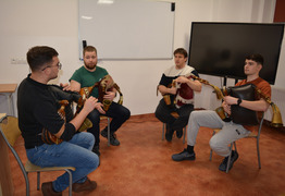 muzycy podczas doskonalenia gry na instrumentach (photo)