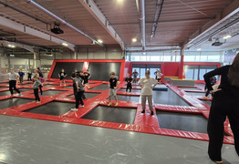 dzieci w hali trampolin (photo)