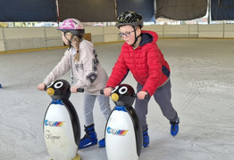 dzieci podczas korzystania z lodowiska (photo)