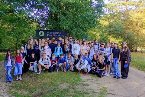 zdjęcie grupowe uczniów podczas zwiedzania