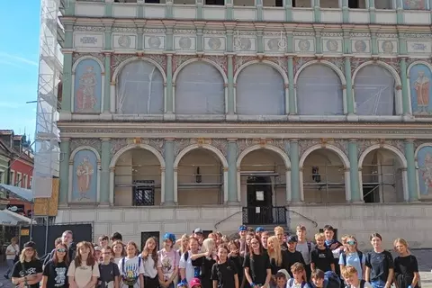 zdjęcie grupowe uczniów podczas zwiedzania