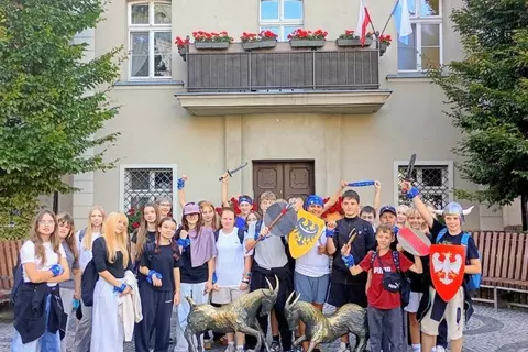 zdjęcie grupowe uczniów podczas zwiedzania