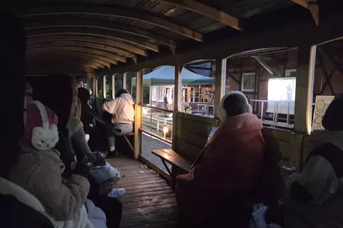 widzowie w wagoniku