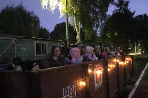 widzowie w wagoniku