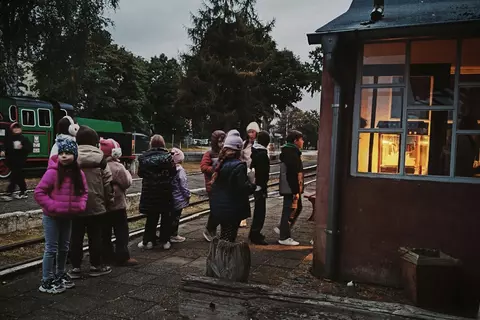 uczestnicy w kolejce po popcorn